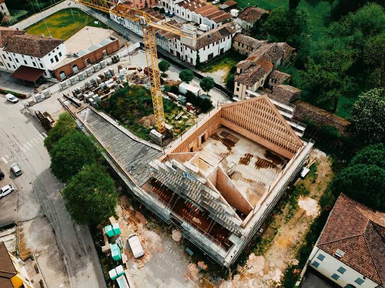 Nuova Chiesa dall'alto senza tetto